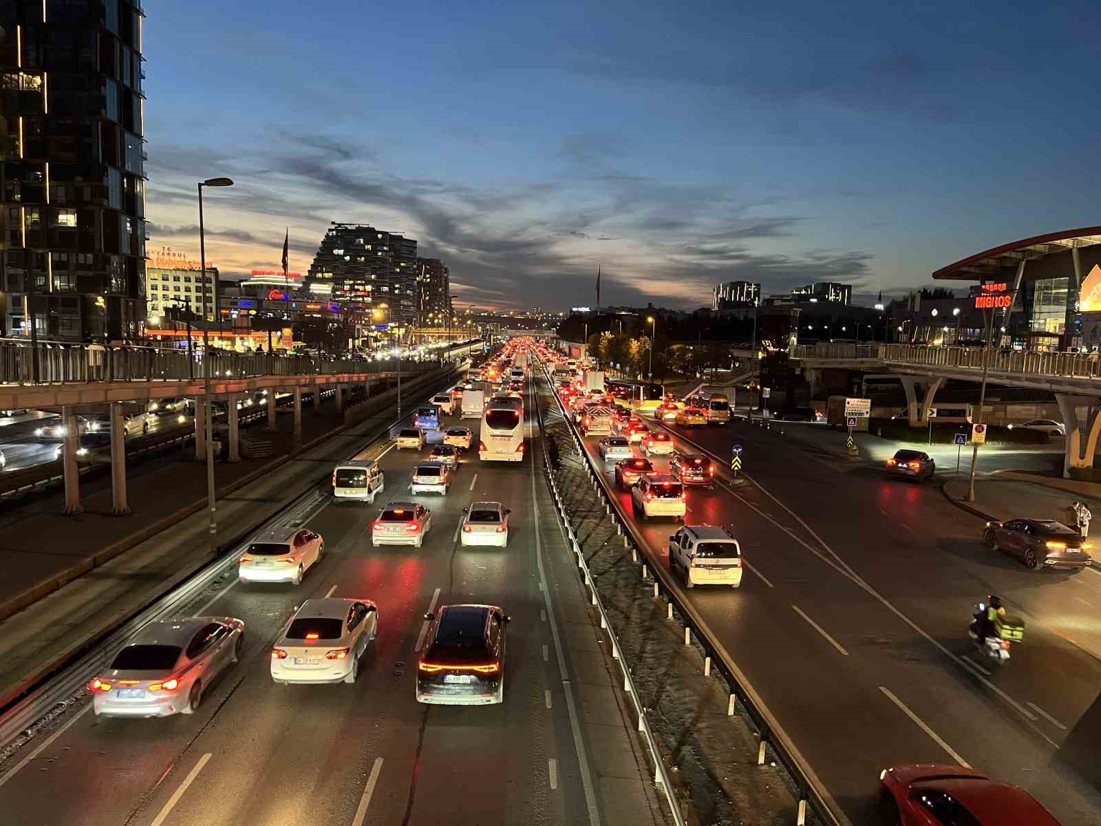 istanbulda trafik yogunlugu yuzde 85e ulasti 2 pTdAcqvZ