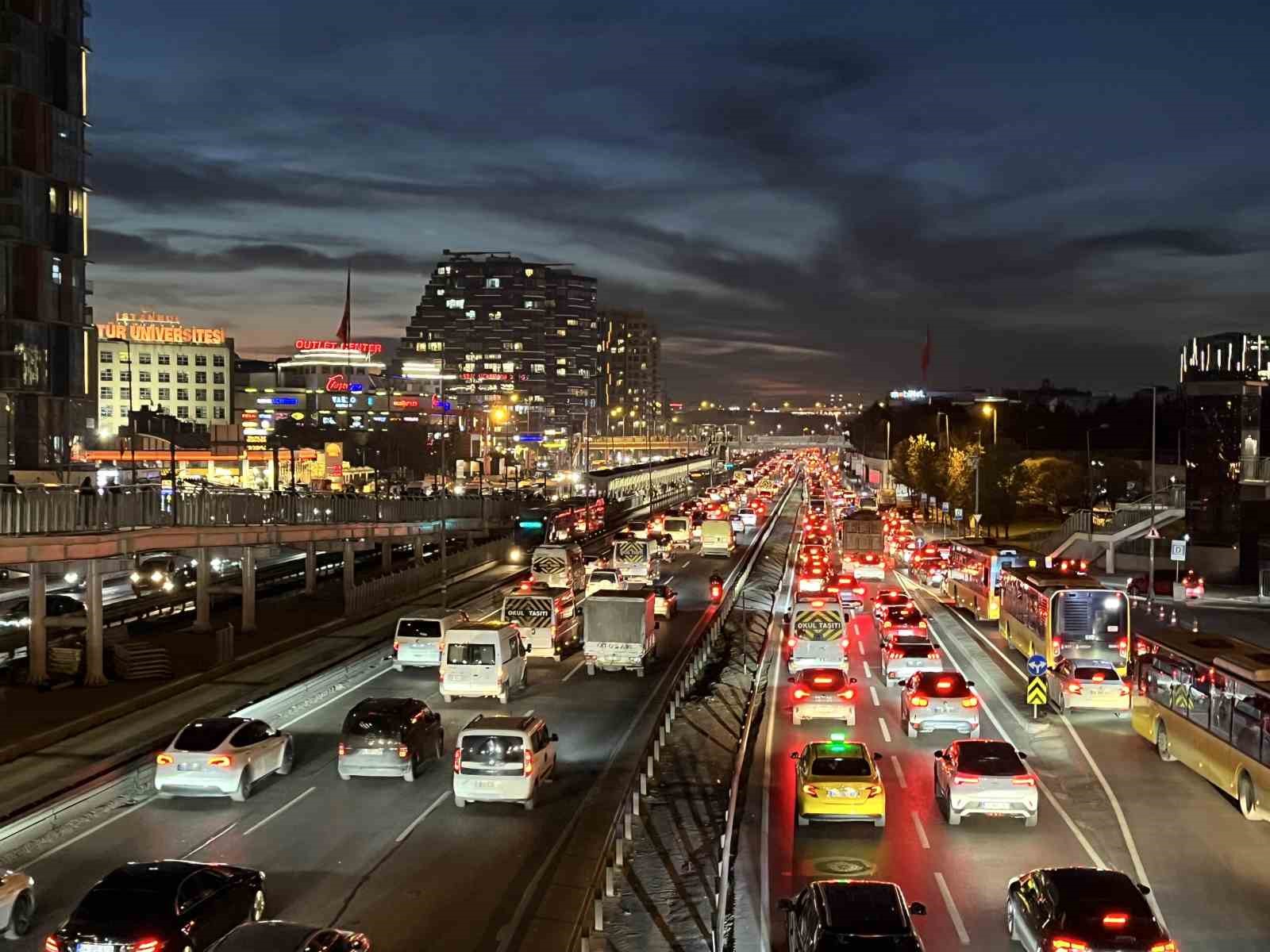 istanbulda trafik yogunlugu yuzde 85e ulasti 3 v5AS7Mp2