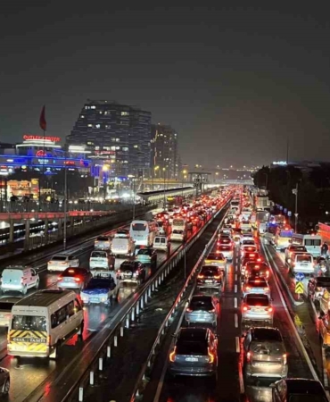 istanbulda-trafik-yogunlugu-yuzde-89a-ulasti-cOOOb1zu.jpg