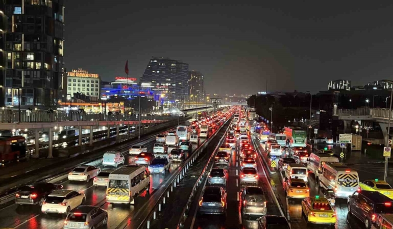 istanbulda-trafik-yogunlugu-yuzde-89a-ulasti-cOOOb1zu.jpg