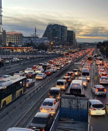 istanbulda-trafik-yogunlugu-yuzde-89a-ulasti-rXOFhry3.jpg