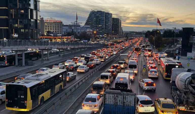 istanbulda-trafik-yogunlugu-yuzde-89a-ulasti-rXOFhry3.jpg