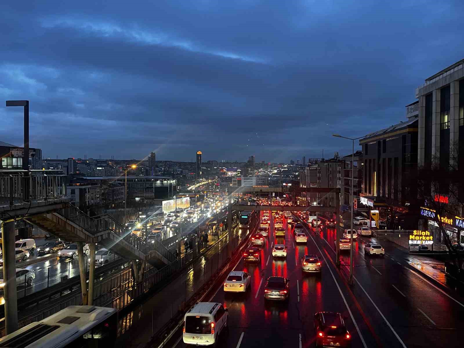 istanbulda trafik yogunlugu yuzde 90a ulasti 1 NjyBZ87z