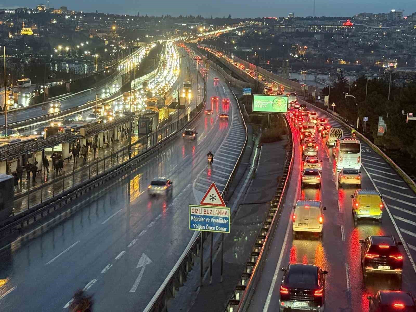 istanbulda trafik yogunlugu yuzde 90a yaklasti 0 IpYrGfHI