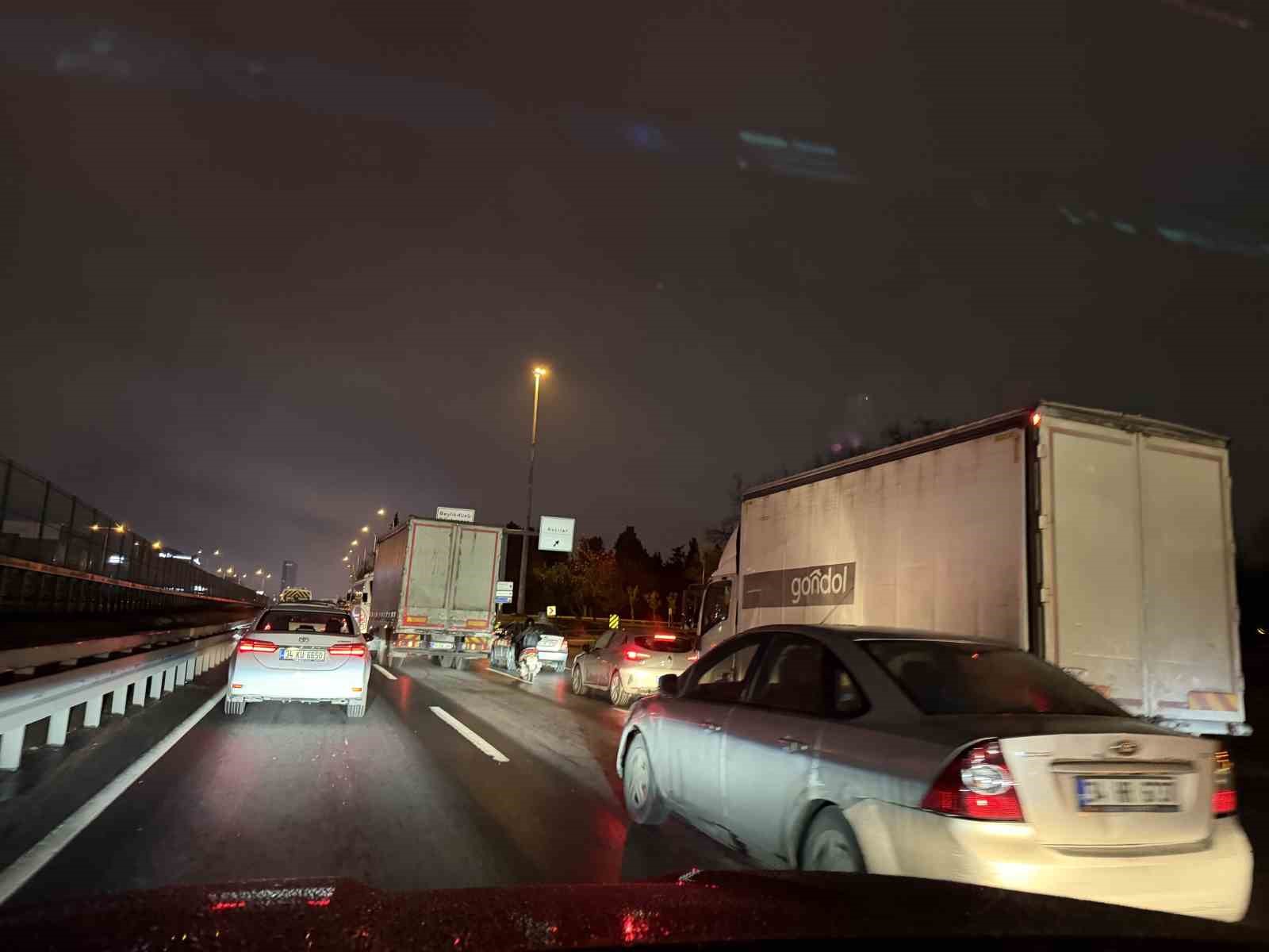 istanbulda trafik yuzde 90a ulasti agir vasitalar dikkat cekti 0 l1t5kLtp