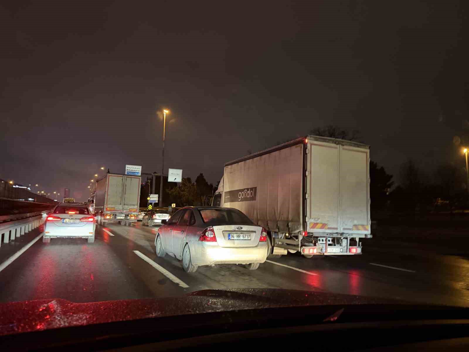 istanbulda trafik yuzde 90a ulasti agir vasitalar dikkat cekti 1 vIQwLAT2