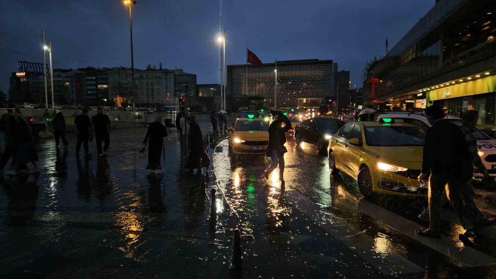 istanbulda uyarilarin ardindan saganak yagis basladi 1 9ukNOCCF