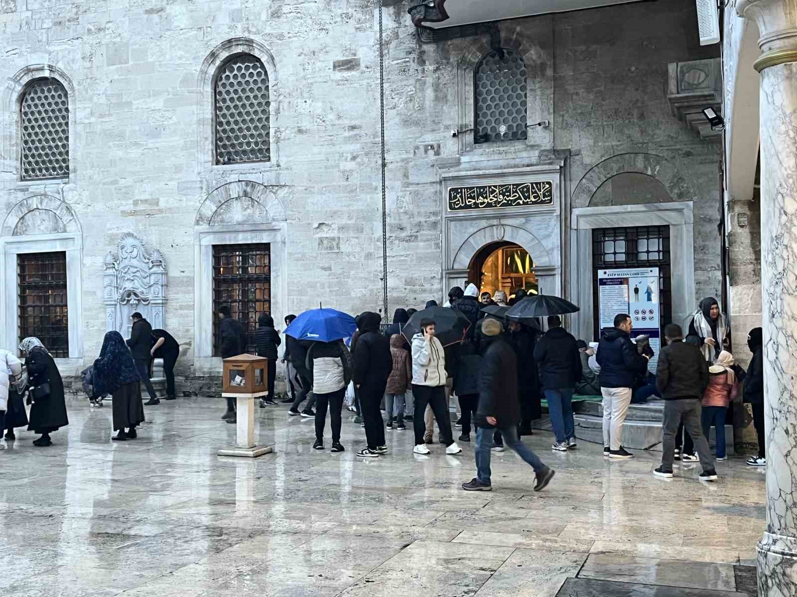 İstanbul’da vatandaşlar bayram namazı için Eyüpsultan Camii’ne akın etti 5 istanbulda vatandaslar bayram namazi icin eyupsultan camiine akin etti 1 lcDif15d