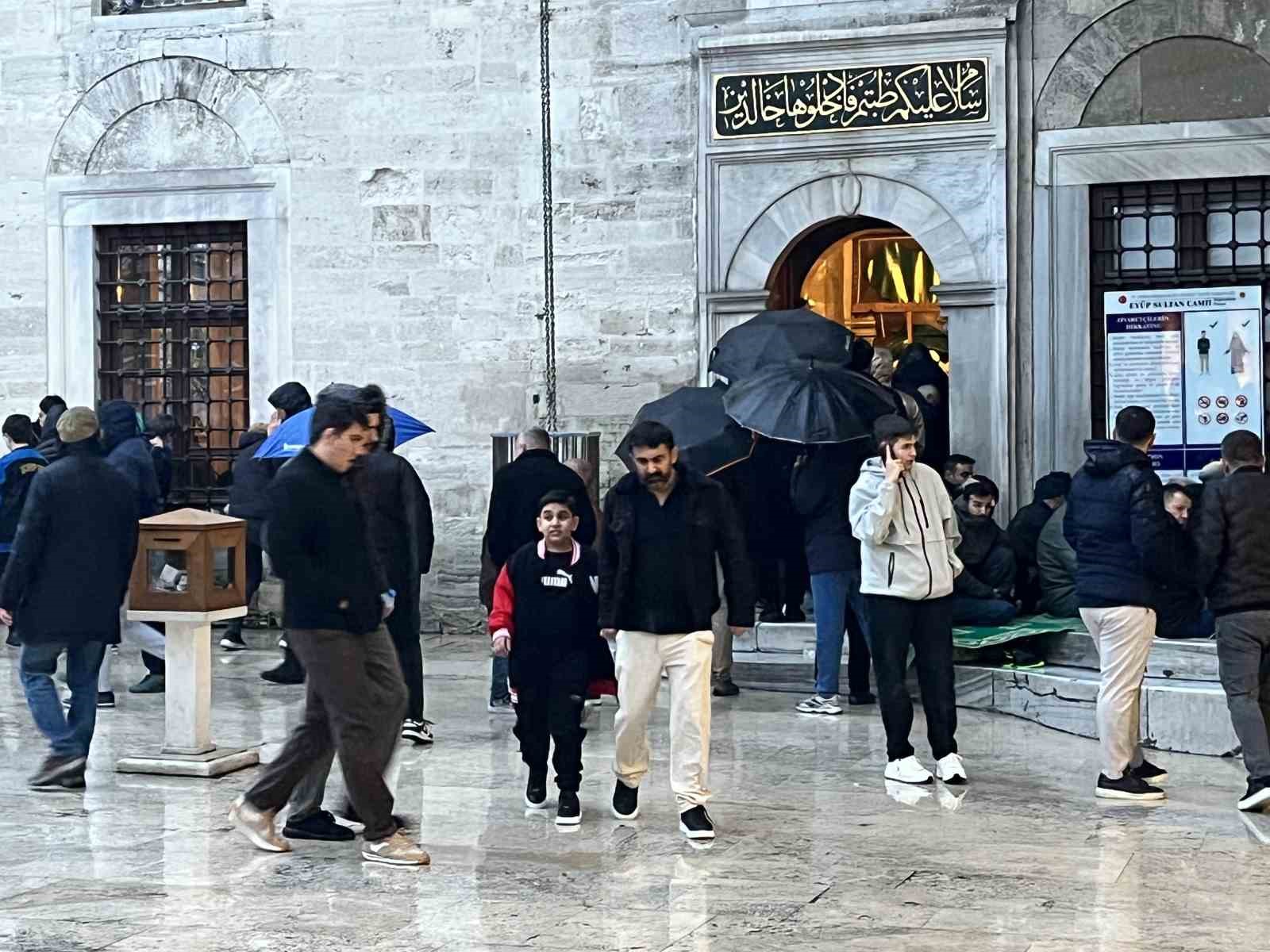 İstanbul’da vatandaşlar bayram namazı için Eyüpsultan Camii’ne akın etti 6 istanbulda vatandaslar bayram namazi icin eyupsultan camiine akin etti 2 bCz5W8a3