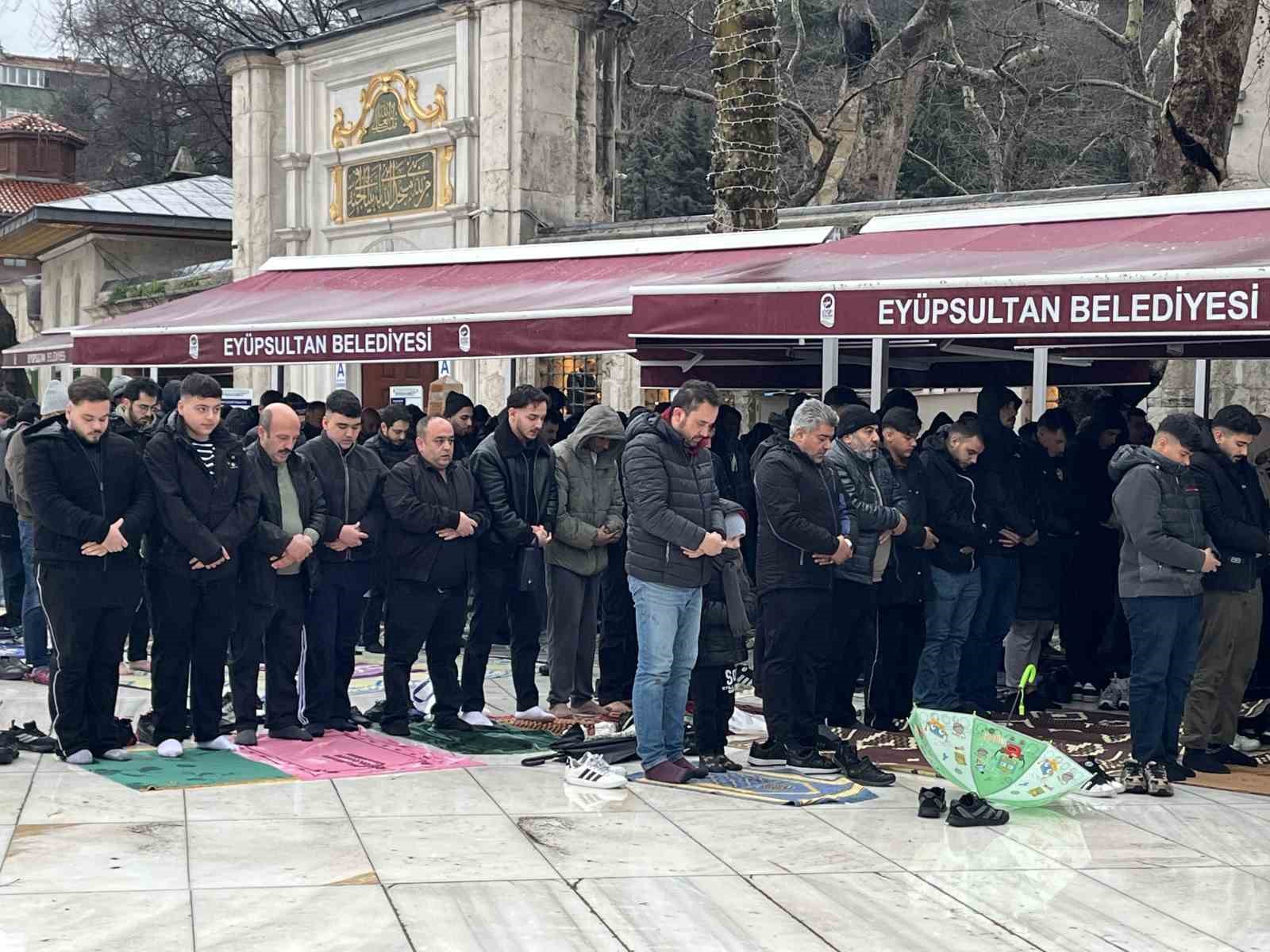 İstanbul’da vatandaşlar bayram namazı için Eyüpsultan Camii’ne akın etti 7 istanbulda vatandaslar bayram namazi icin eyupsultan camiine akin etti 3 XPednZfe
