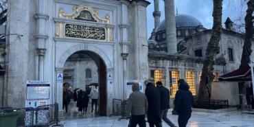 istanbulda-vatandaslar-bayram-namazi-icin-eyupsultan-camiine-akin-etti-QvFRF1rz.jpg