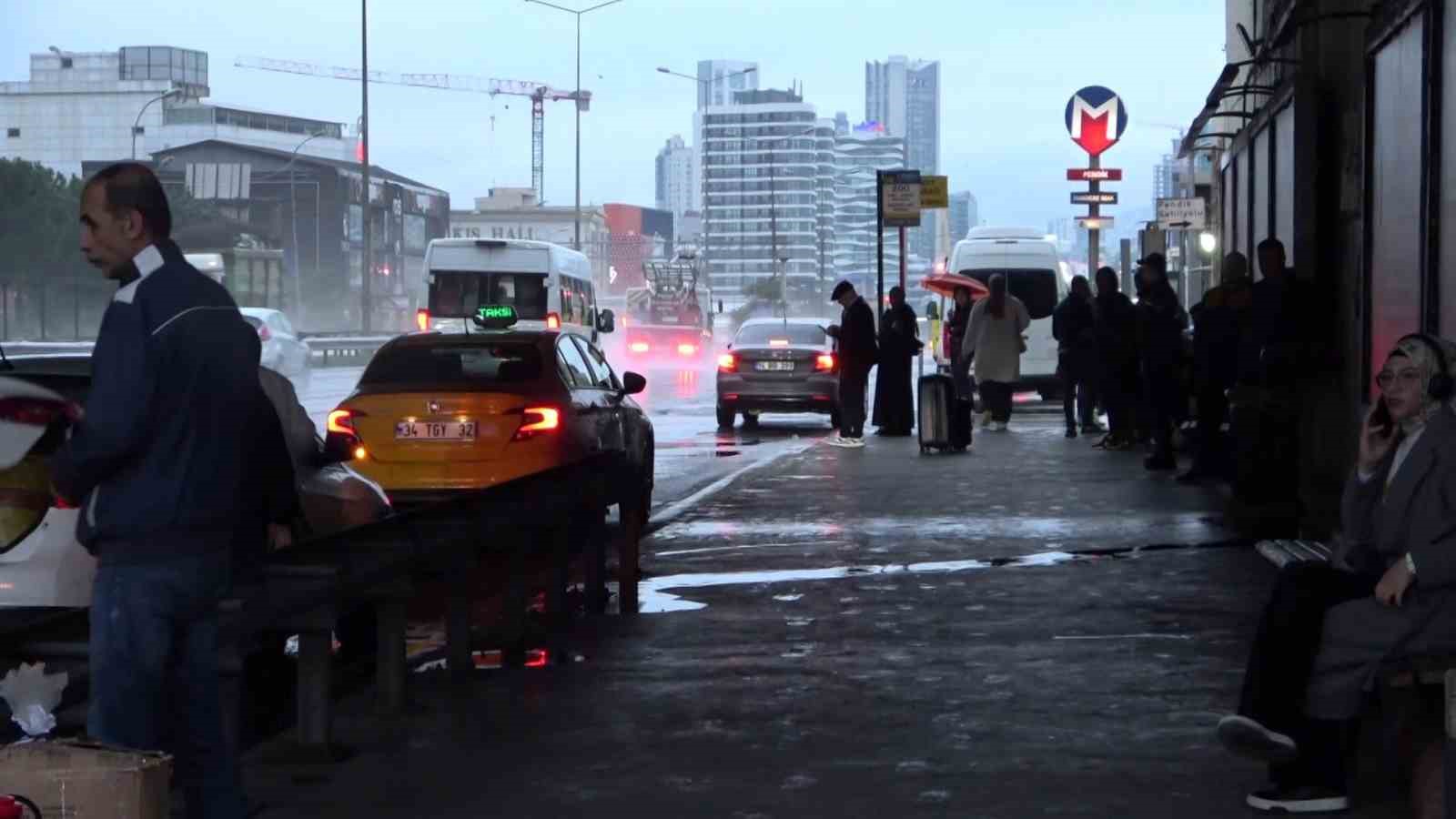 İstanbul’da vatandaşlar güne yağmurla uyandı 4 istanbulda vatandaslar gune yagmurla uyandi 0