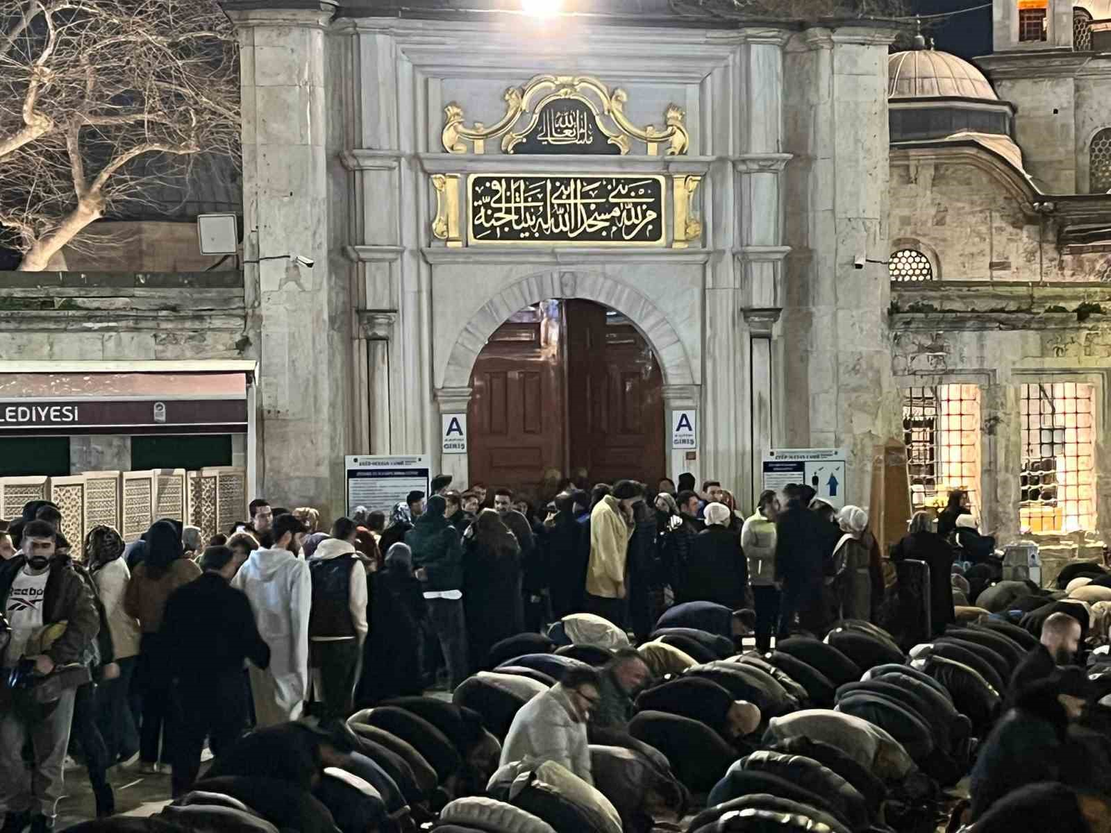 istanbulda vatandaslar kadir gecesinde eyupsultan camiine akin etti 0 aRkVAOyC