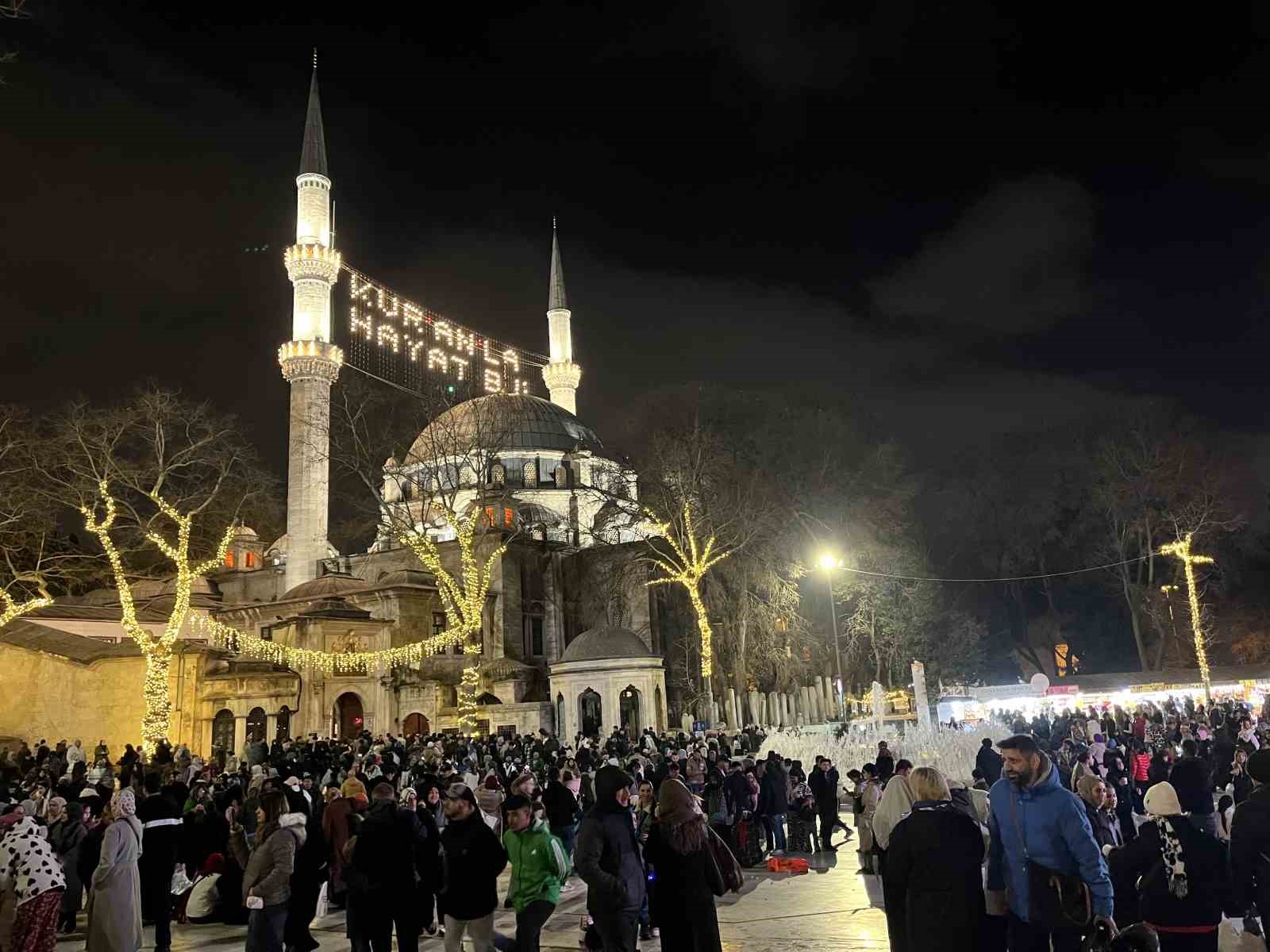istanbulda vatandaslar kadir gecesinde eyupsultan camiine akin etti 1 8lrlDmtd