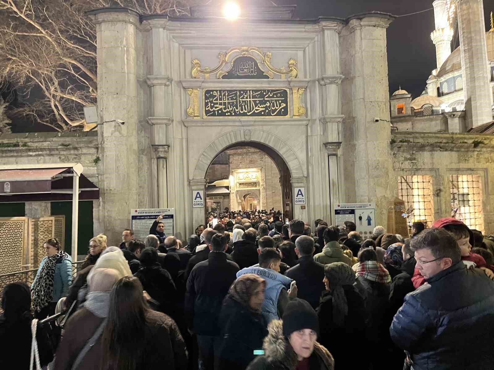 istanbulda vatandaslar kadir gecesinde eyupsultan camiine akin etti 2 FpvLYn1a