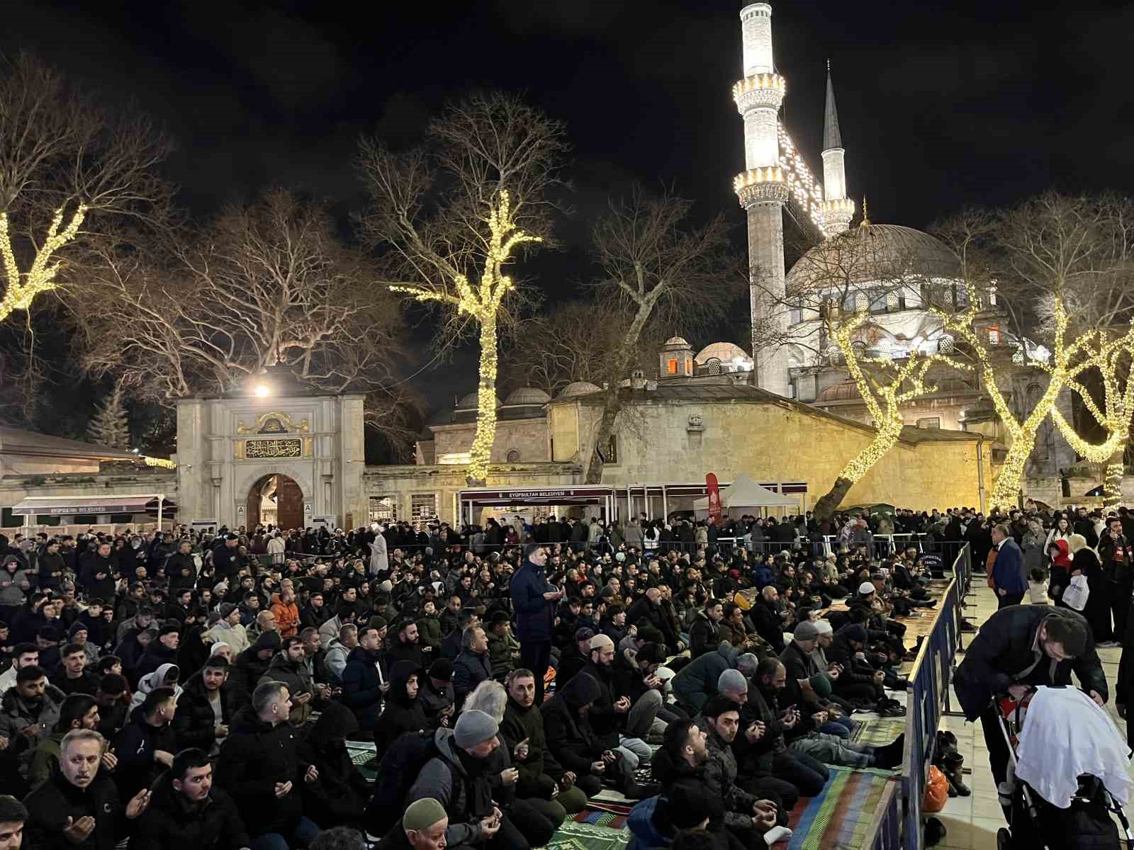 istanbulda vatandaslar kadir gecesinde eyupsultan camiine akin etti 3 dr29vWud