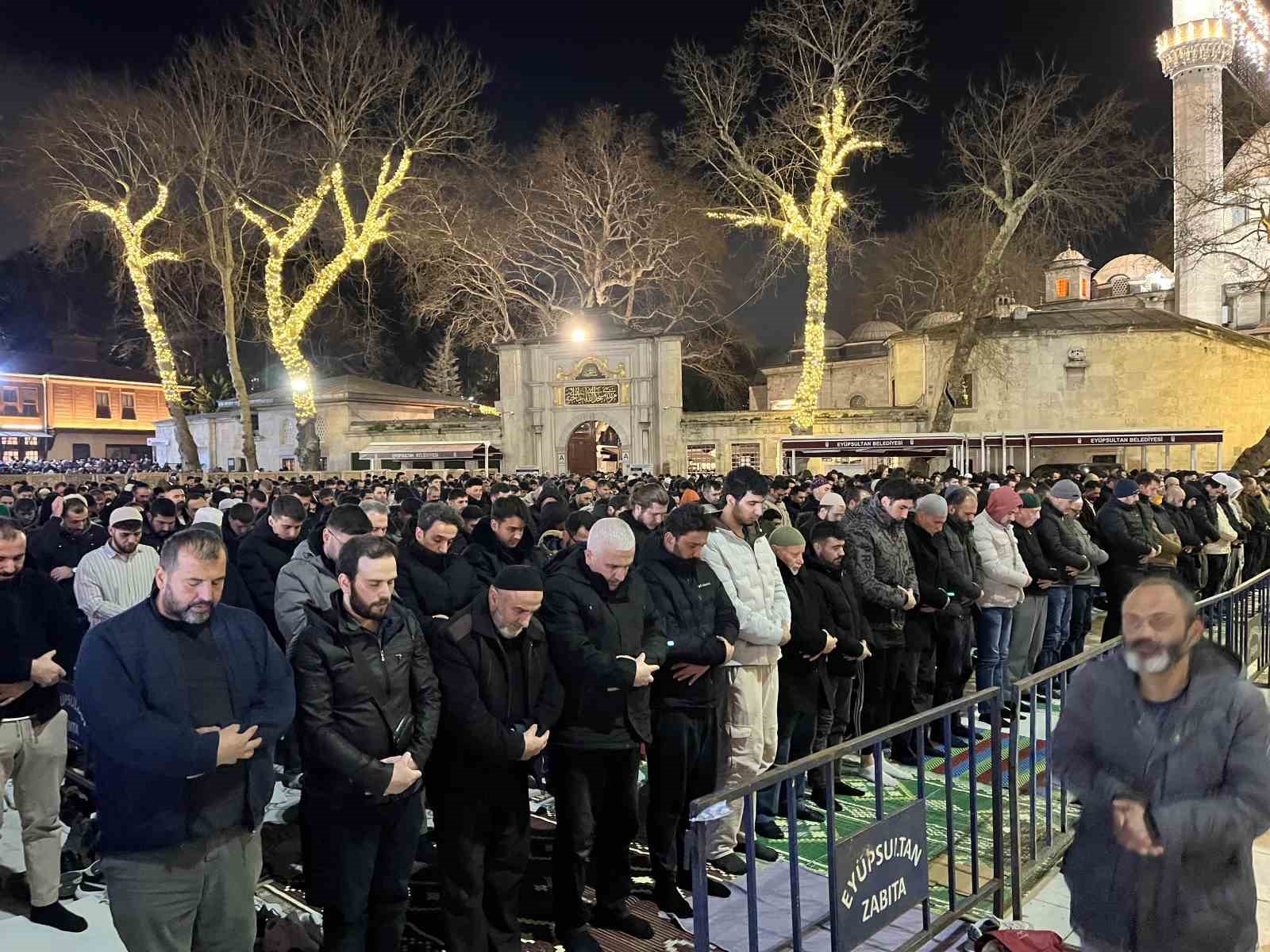 istanbulda vatandaslar kadir gecesinde eyupsultan camiine akin etti 4 BvDQ9WfV