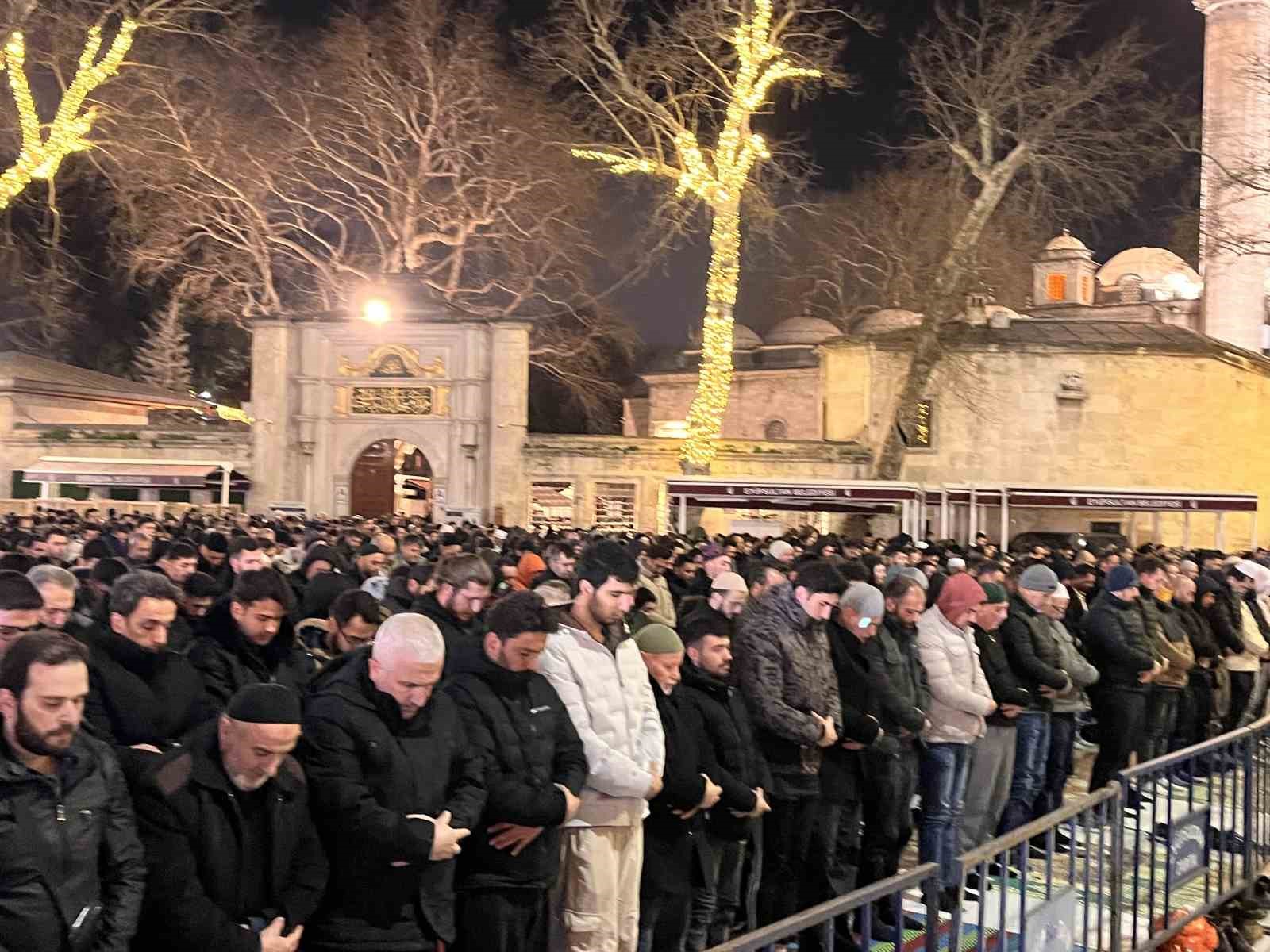 istanbulda vatandaslar kadir gecesinde eyupsultan camiine akin etti 5 yby1bpzY
