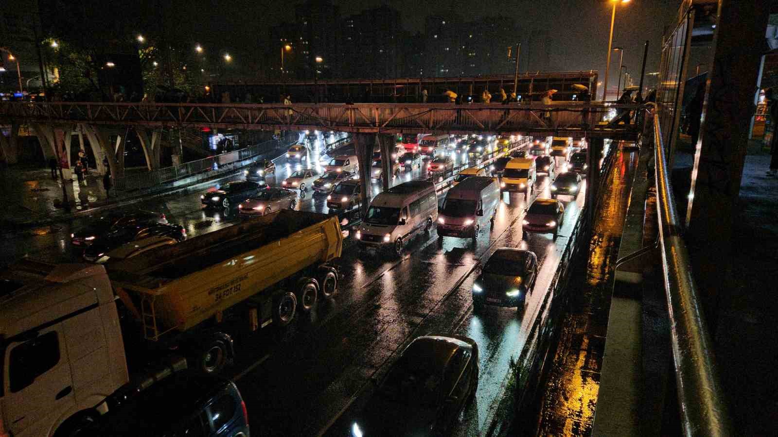 istanbulda yagisin da etkisiyle trafik durma noktasina geldi 1 BzhudiwT
