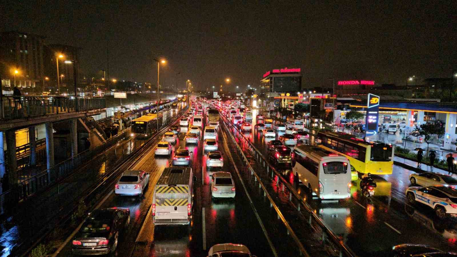 istanbulda yagisin da etkisiyle trafik durma noktasina geldi 2 f4fBFmry