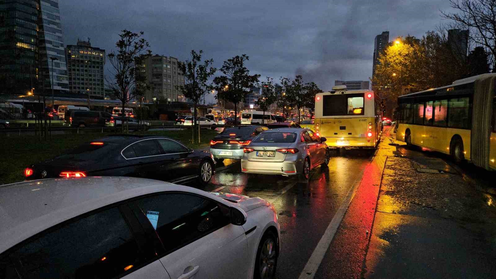 istanbulda yagisin da etkisiyle trafik durma noktasina geldi 3 C8qChXQm