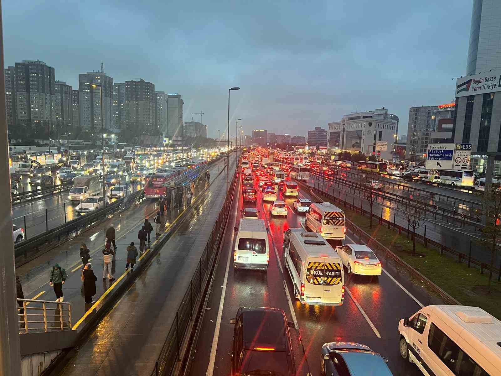 istanbulda yagisla birlikte trafik yogunlugu yuzde 90a ulasti 0 ZkervB2B