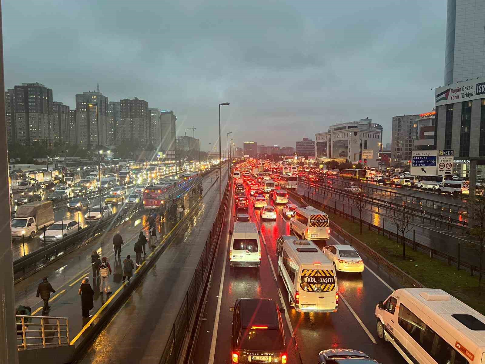 istanbulda yagisla birlikte trafik yogunlugu yuzde 90a ulasti 1 QrAdCB5q