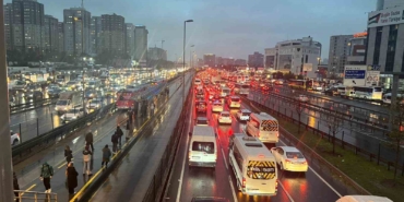 istanbulda-yagisla-birlikte-trafik-yogunlugu-yuzde-90a-ulasti-aKAcXreU.jpg
