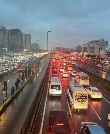 istanbulda-yagisla-birlikte-trafik-yogunlugu-yuzde-90a-ulasti-aKAcXreU.jpg