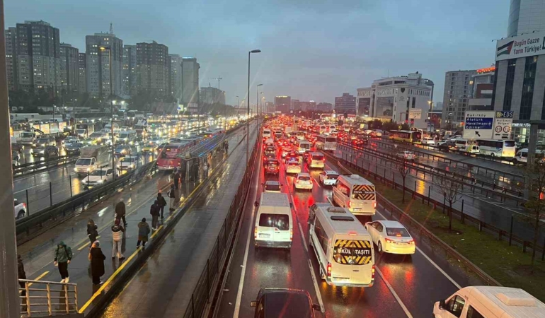 istanbulda-yagisla-birlikte-trafik-yogunlugu-yuzde-90a-ulasti-aKAcXreU.jpg