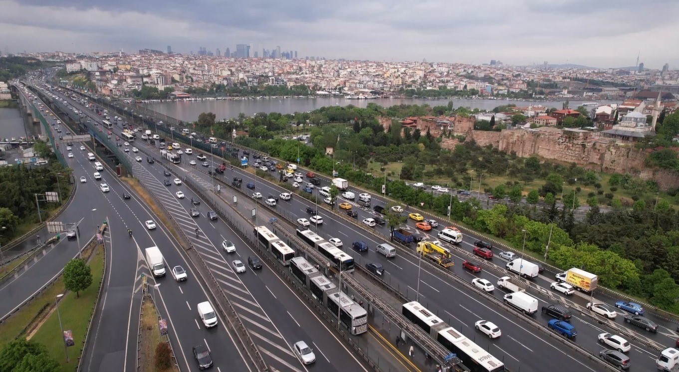 istanbulda yagmur ve mac trafigi 0 2NbvW41K