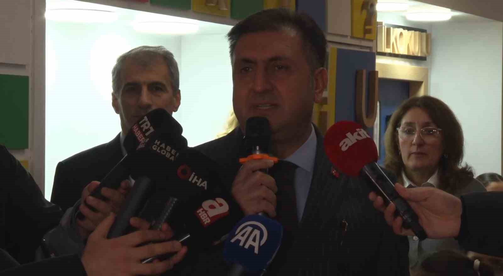 istanbulda yariyil tatilinin ardindan ders zili caldi ilk ders bayrak sevgisi oldu 1 qWM8LnmS