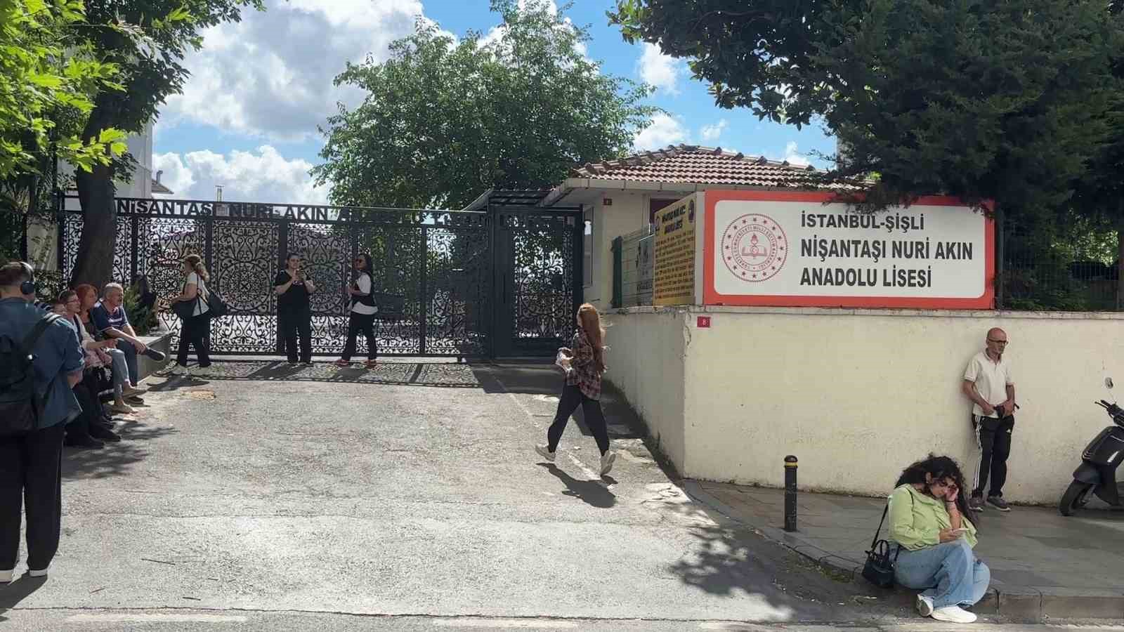istanbulda yks heyecani adaylar sinava kosarak girdi 0 HQGChlKX
