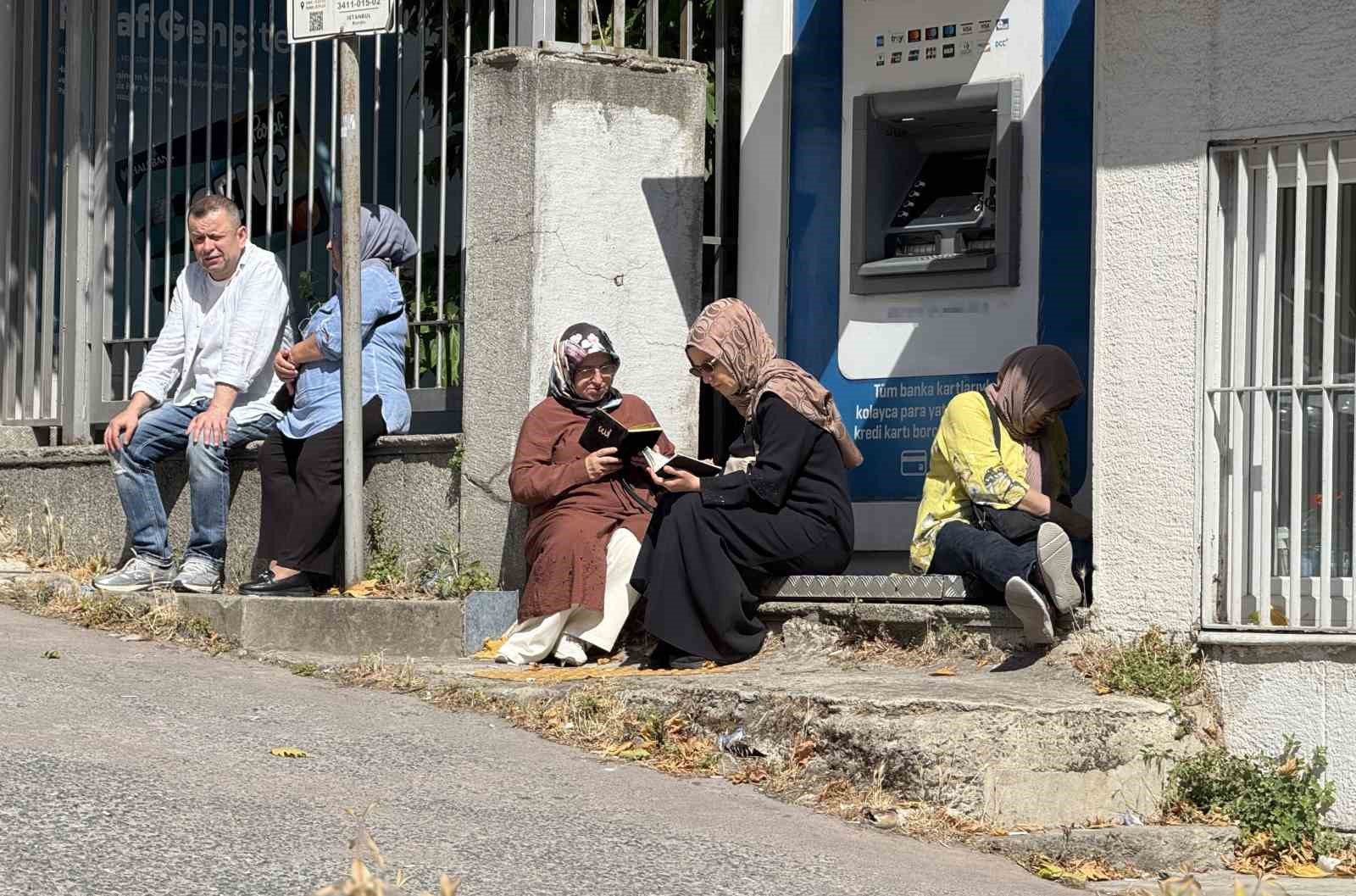 istanbulda yks heyecani adaylar sinava kosarak girdi 2 vzTzV8IN