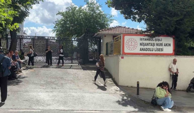 istanbulda-yks-heyecani-adaylar-sinava-kosarak-girdi-xbRhti5k.jpg