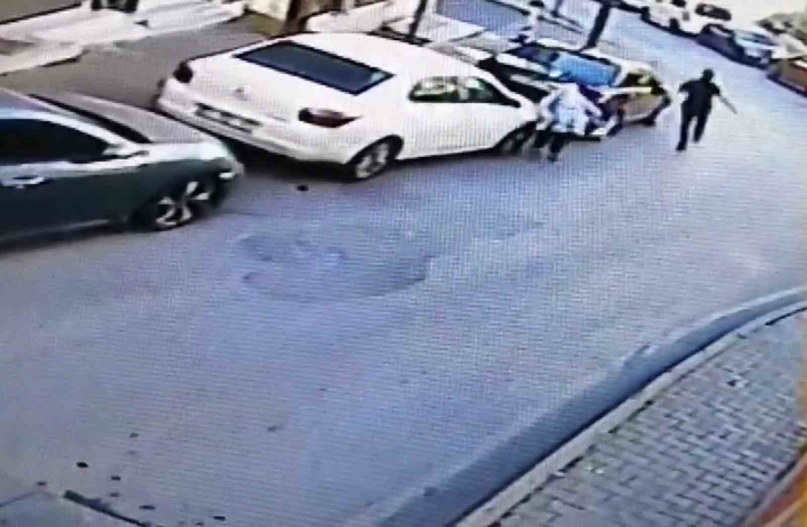 İstanbul’da yolda yürüyen kadının ensesine vurup kaçtı, o anlar kameraya yansıdı 4 istanbulda yolda yuruyen kadinin ensesine vurup kacti o anlar kameraya yansidi 0 KY6J8Hyu
