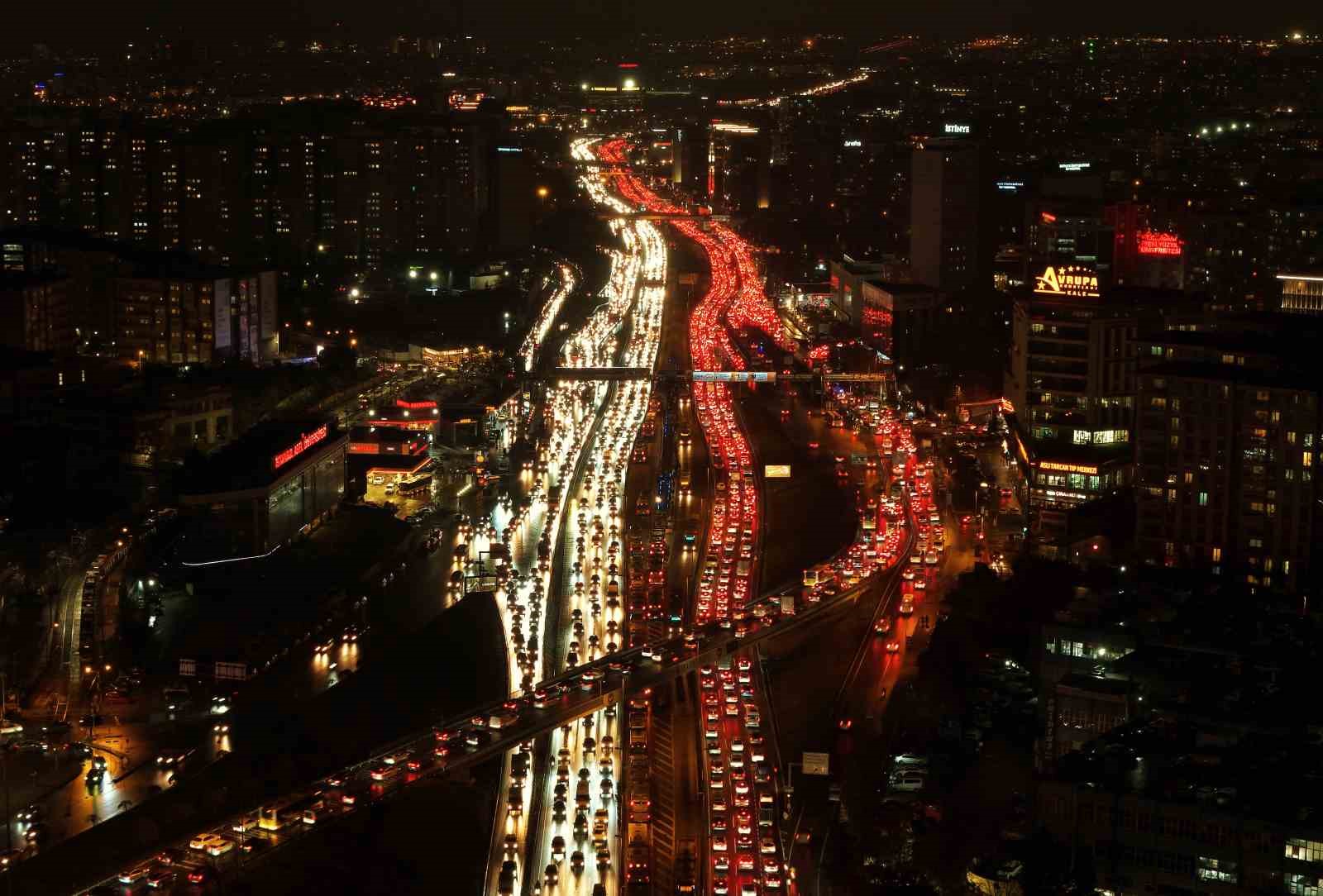 istanbulda yuzde 90a ulasan trafik havadan goruntulendi 1 QcT3anMY