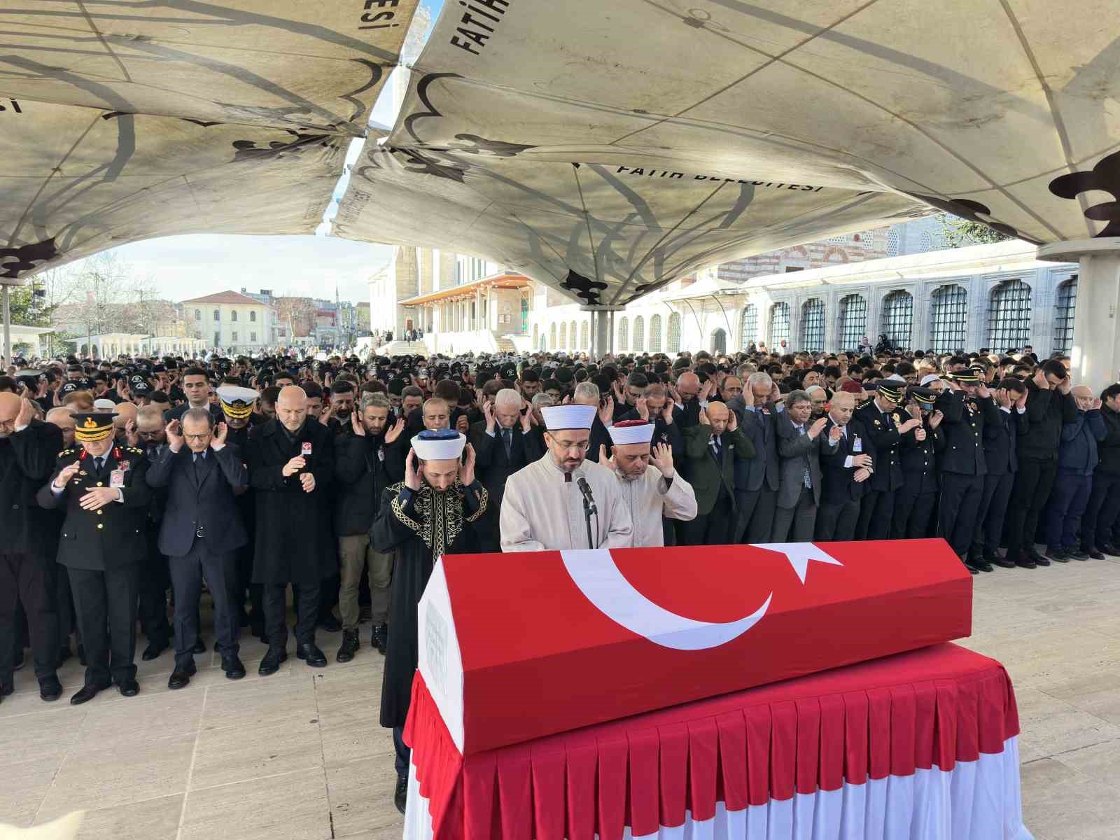 istanbuldaki kazada sehit olan polis memuru son yolculuguna ugurlandi 0 ZjSYXupc