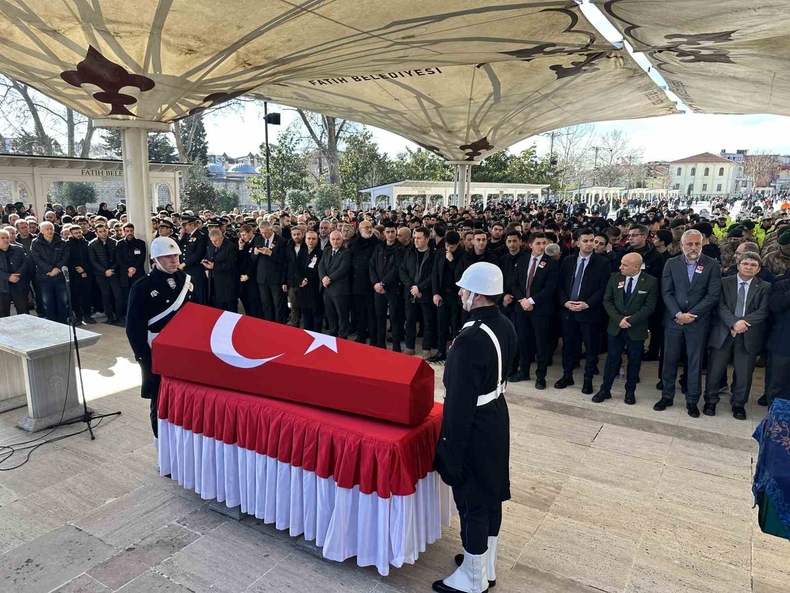istanbuldaki kazada sehit olan polis memuru son yolculuguna ugurlandi 1 fj7WsRUr