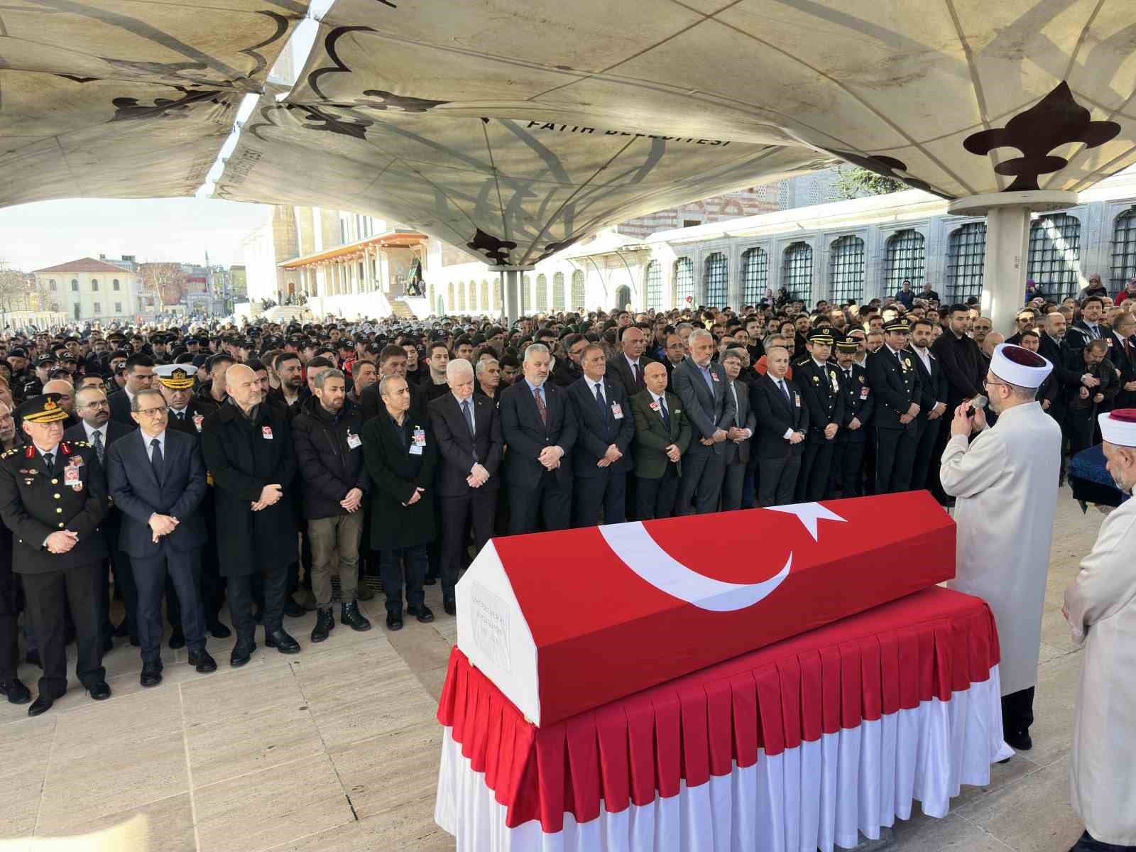 istanbuldaki kazada sehit olan polis memuru son yolculuguna ugurlandi 3 EhwhCAej