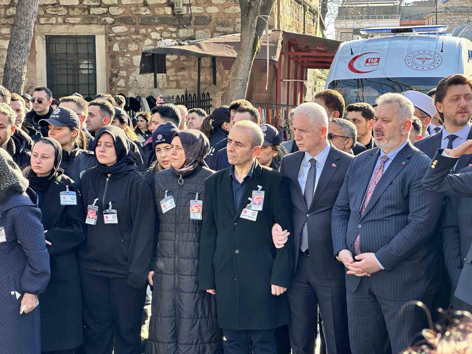 istanbuldaki kazada sehit olan polis memuru son yolculuguna ugurlandi 4 SUEUceeC