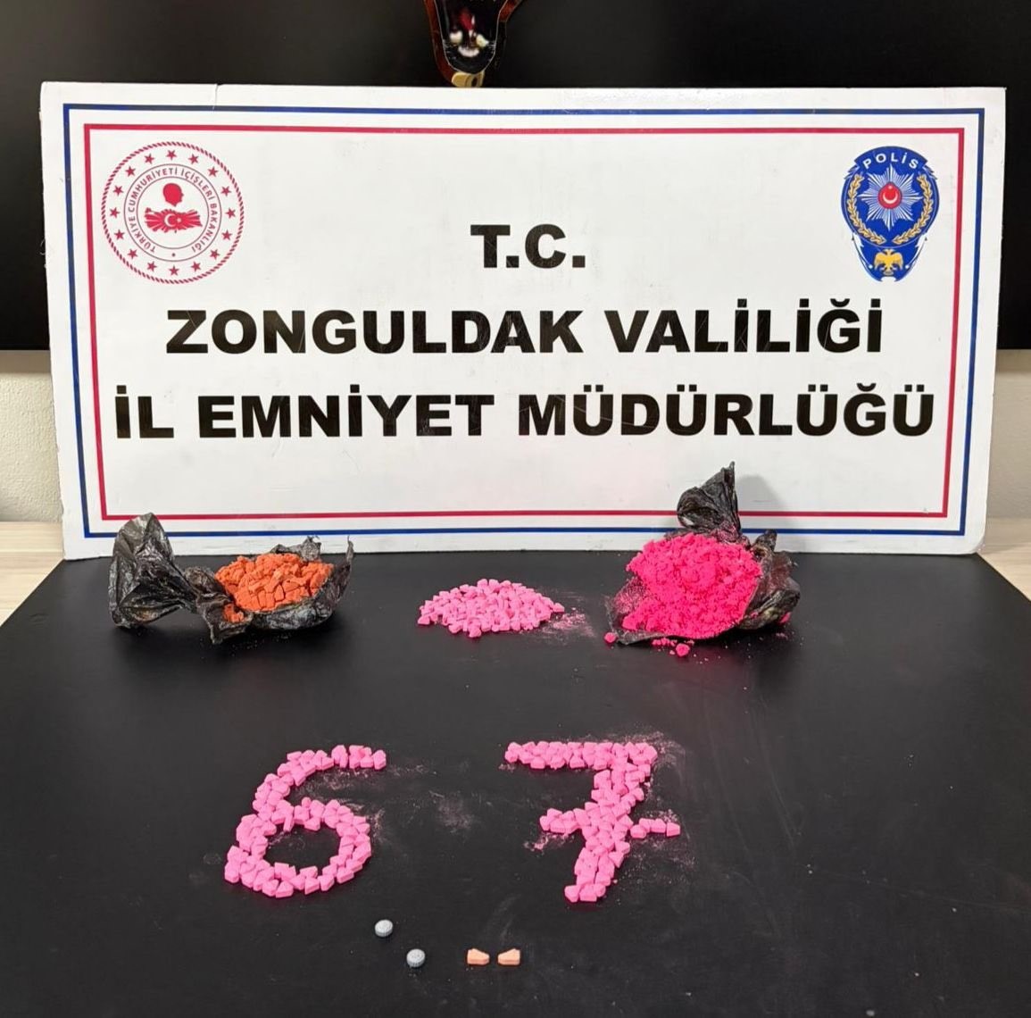 istanbuldan eregliye 3 bin adet extacy uyusturucu getiren sevgililer yakalandi 0