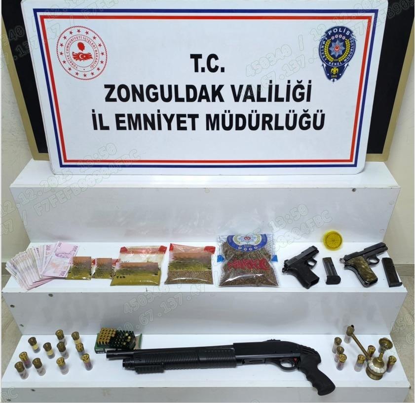 istanbuldan eregliye 3 bin adet extacy uyusturucu getiren sevgililer yakalandi 1 KRO9JLHa