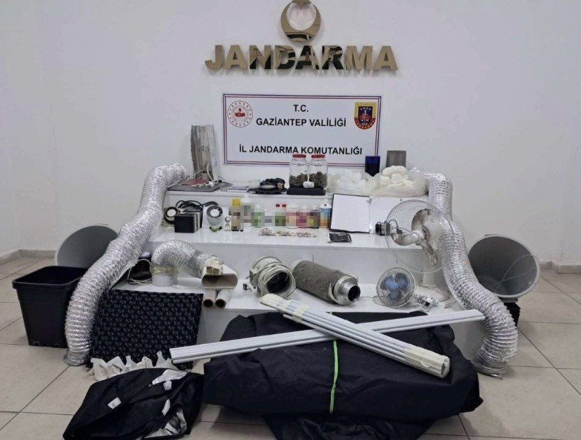 İstanbul’dan Gaziantep’e uyuşturucu sevkiyatına jandarma darbesi: 3 şahıs tutuklandı 8 istanbuldan gaziantepe uyusturucu sevkiyatina jandarma darbesi 3 sahis tutuklandi 4 74mkkn8Y