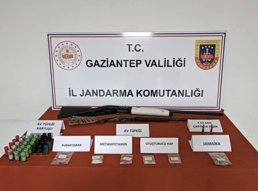İstanbul’dan Gaziantep’e uyuşturucu sevkiyatına jandarma darbesi: 3 şahıs tutuklandı 9 istanbuldan gaziantepe uyusturucu sevkiyatina jandarma darbesi 3 sahis tutuklandi 5 yJ63RrkV