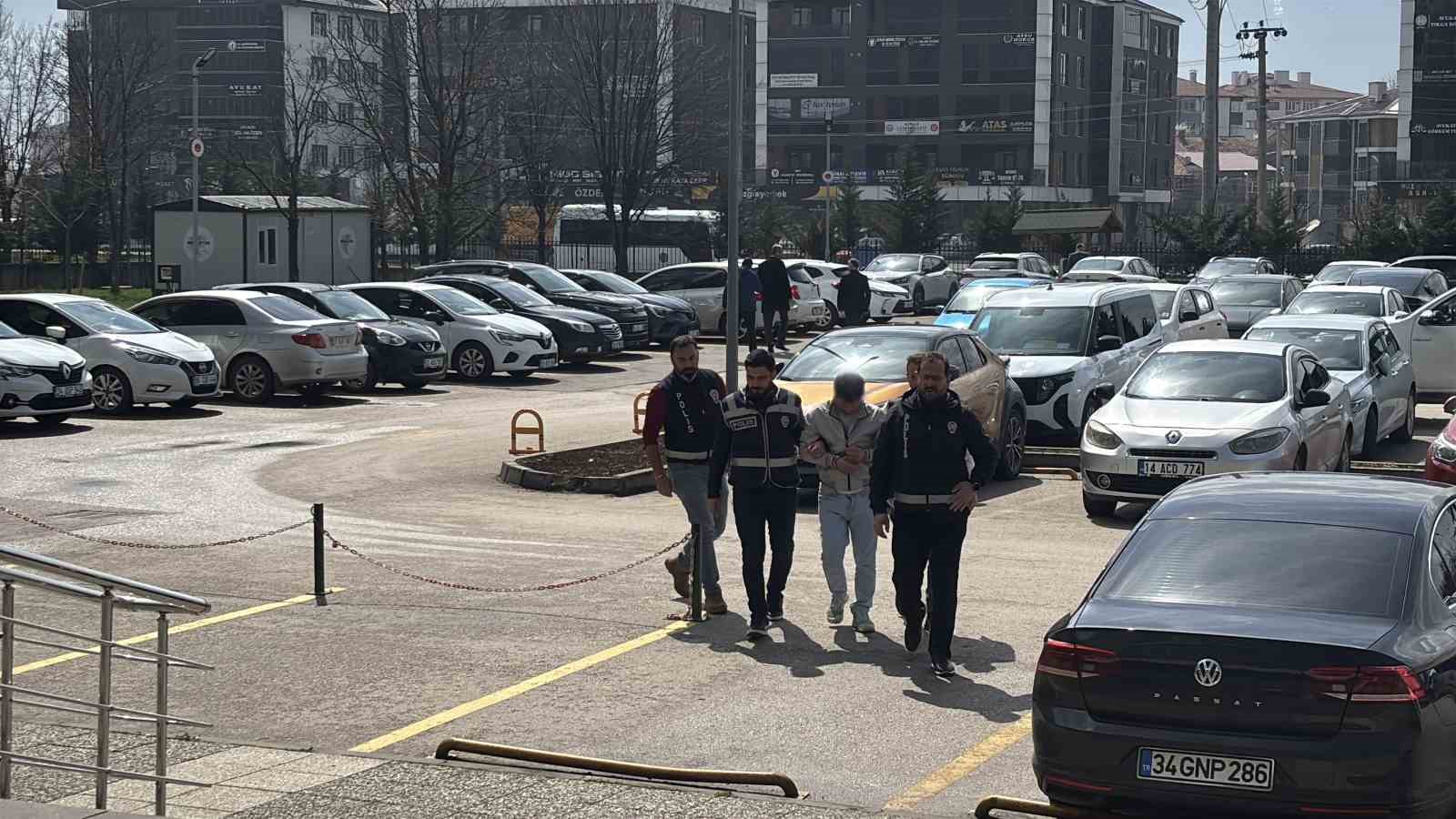 istanbuldan gelip boluda iki kadini dolandirdi kacis plani temde bozuldu 3 HbKTEfeu