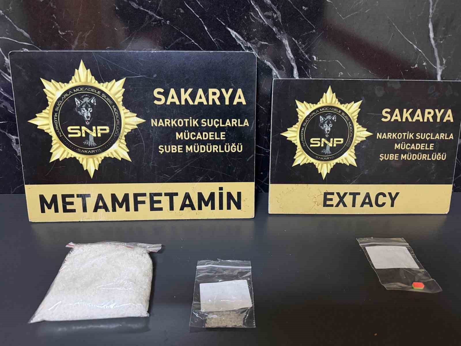 istanbuldan sakaryaya uyusturucu getiren 3 supheli tutuklandi 0 52smuU8g