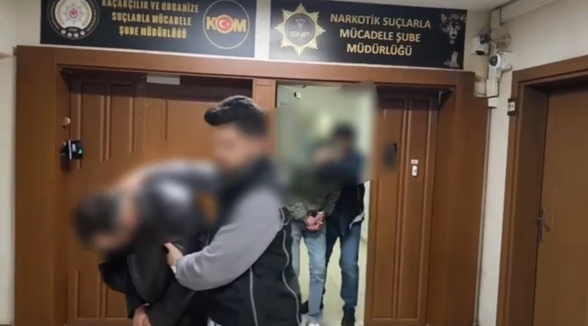 istanbuldan takibe alindilar sakaryada yakalandilar 2 kisi tutuklandi 2 u4nidgV9