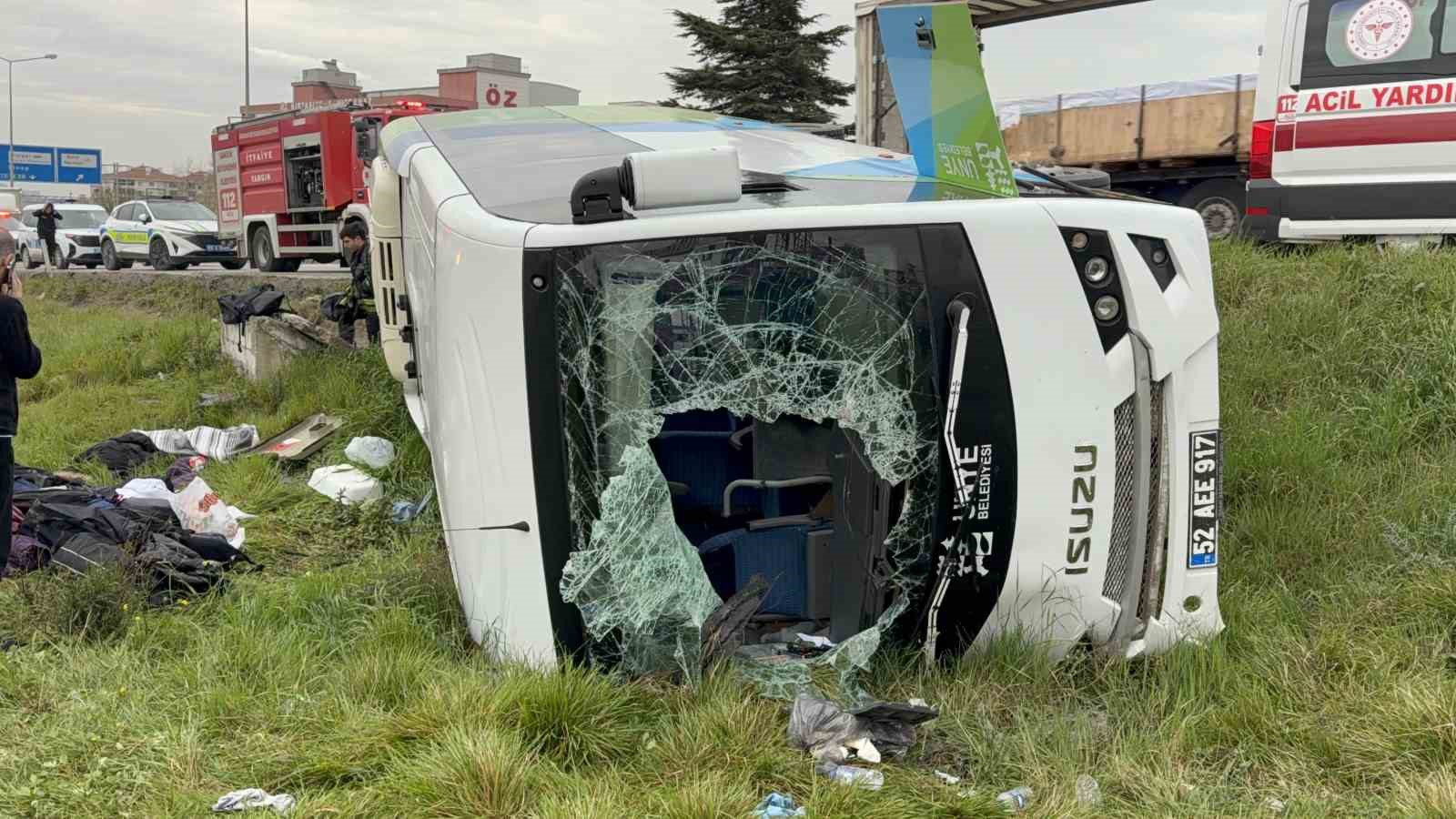 istanbuldan yarismadan donen ogrencileri tasiyan midibus sarampole devrildi 9u ogrenci 15 yarali 1 t43HUJEH
