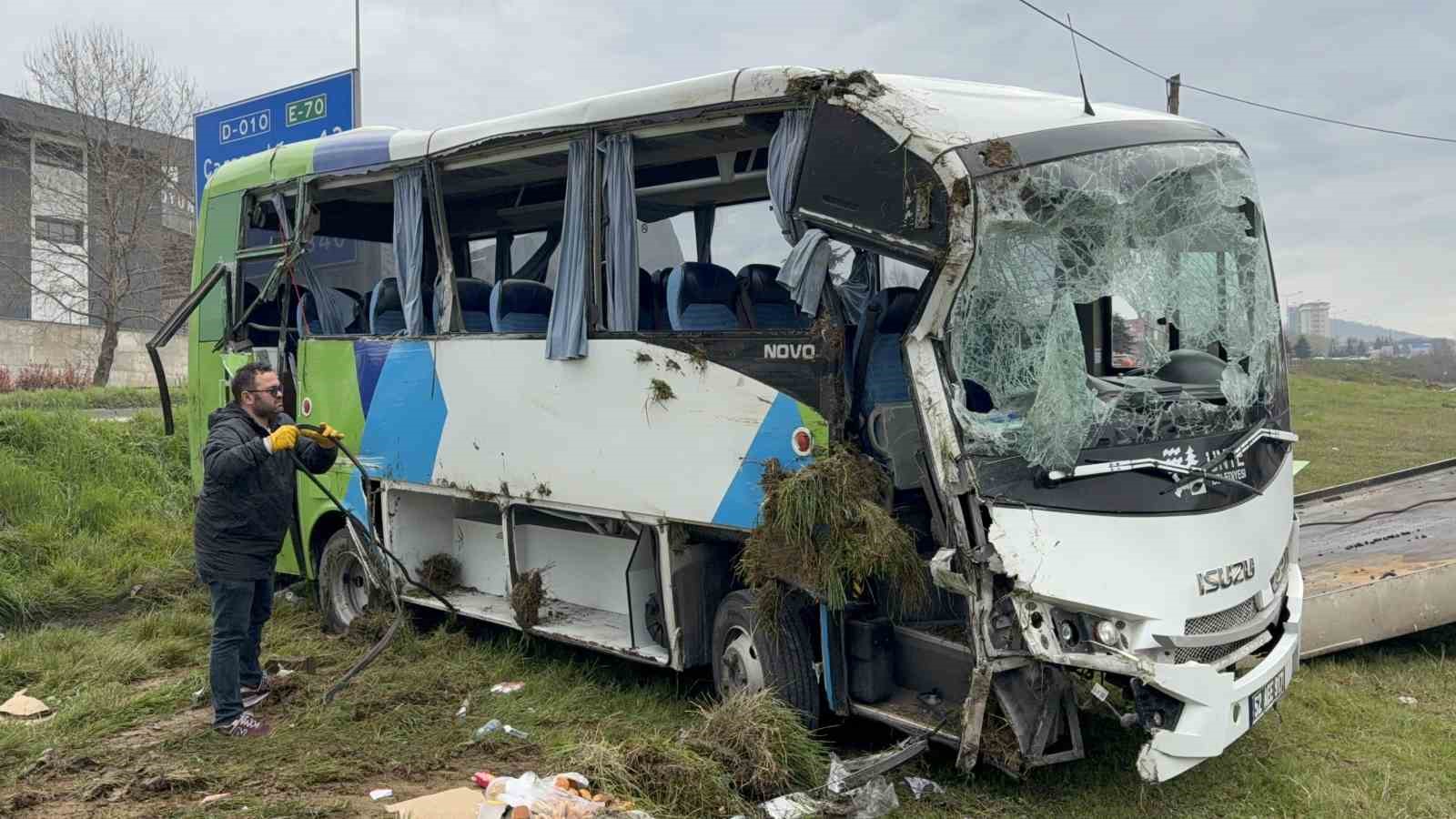istanbuldan yarismadan donen ogrencileri tasiyan midibus sarampole devrildi 9u ogrenci 15 yarali 10 5kqNErv8